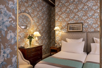 Suite, Bathtub, Courtyard View
