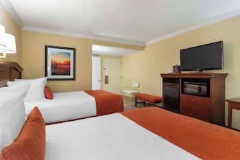 Standard Room, 2 Double Beds, Accessible, Bathtub