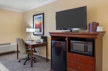 Standard Room, 1 King Bed, Pool View, Courtyard Area