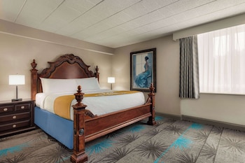 Deluxe Suite, 1 King Bed, Non Smoking, Jetted Tub