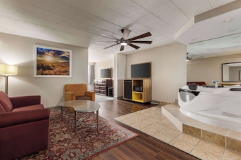 Deluxe Suite, 1 King Bed, Non Smoking, Jetted Tub