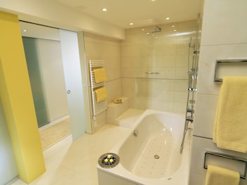 Exclusive Suite, 1 King Bed with Sofa bed, Kitchenette