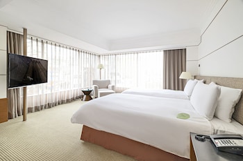 Corner Suite, one King bed