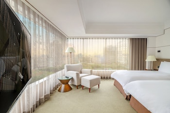 Corner Suite, one King bed