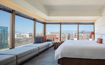 Corner Suite, one King bed