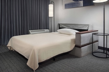 Room, 1 King Bed (Mobility/Hearing Access, Roll-In Shower)