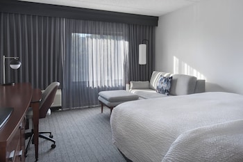 Room, 1 King Bed (Mobility/Hearing Access, Roll-In Shower)