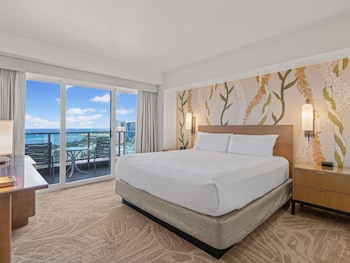 Waikiki Tower Ocean View Room King Bed