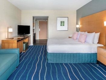 Waikiki Tower Ocean View Room King Bed
