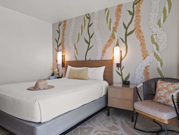 Kona Tower City View King Bed