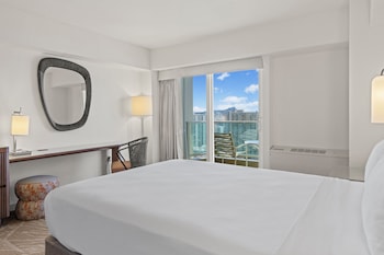 Waikiki Tower City Mountain View Room King Bed