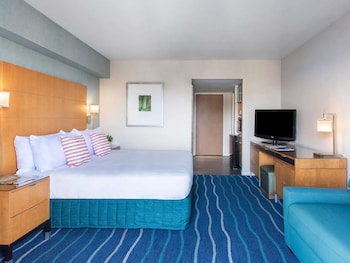 Waikiki Tower Partial Ocean View Room King Bed