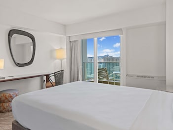 Waikiki Tower City Mountain View room Accessible