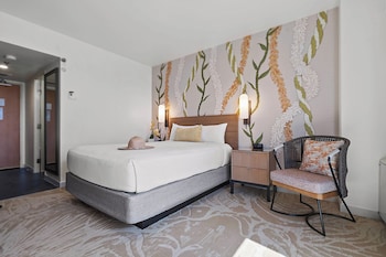 Kona Tower City View King Bed