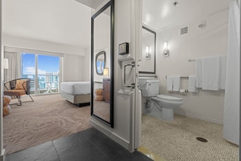 Waikiki Tower City Mountain View room Accessible