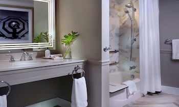 Beachfront King Accessible w/tub