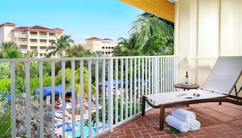 Pool View King Accessible with Tub