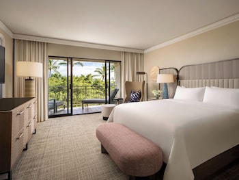 Suite, 1 King Bed, Garden View (1 Bedroom, Accessible Shower)