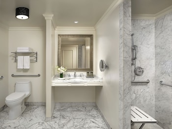 Fairmont Garden View Queen/Queen Accessible Roll-in Shower (Newly Renovated)