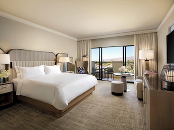 Fairmont Gold, 1 King Bed, Ocean View Gold Lounge Access. Accessible Shower