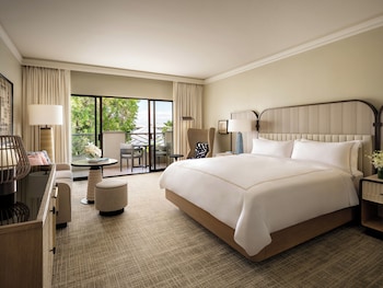 Fairmont Gold, 1 King, Garden View, Gold Lounge Access (Newly Renovated, High Floor)