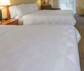 Standard Room, 2 Double Beds, Non Smoking (Parking Area View)