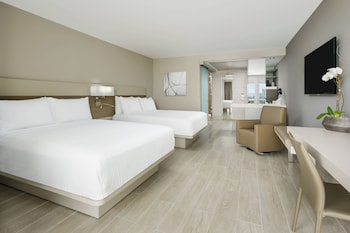 Room, 2 Queen Beds, Balcony (Hearing Accessible)