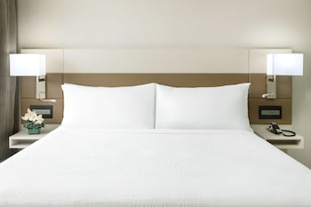 Room, 1 King Bed, Balcony