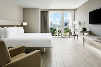 Room, 1 King Bed, Balcony