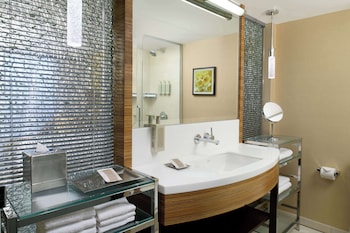 Premium Room, 1 King Bed, Mountain View