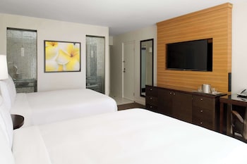 Room, 2 Queen Beds, City View (Hearing Accessible)