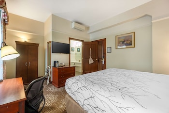 Standard Room, 1 King Bed, Balcony, City View