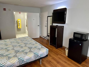 Standard Room, 1 King Bed, Accessible, Smoking