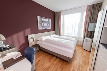 Standard Room, 1 Queen Bed