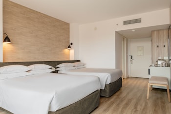 Superior Twin Room, 2 Twin Beds, Pool Access