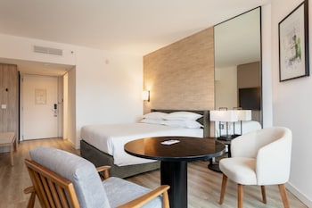 Superior Room, 1 King Bed, Pool Access