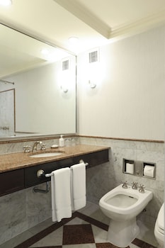 Classic Room, 1 King Bed, Pool Access