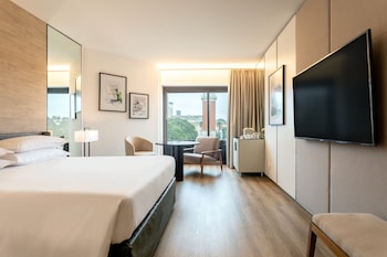 Superior Room, 1 King Bed, Pool Access