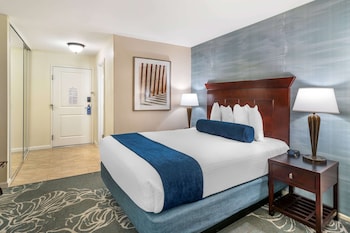 Standard Room, 1 Queen Bed, Refrigerator, Courtyard Area