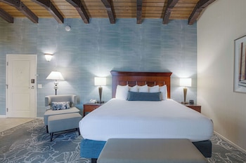 Suite, 1 King Bed, Non Smoking, Refrigerator