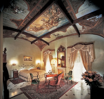 Junior Suite (Superior, Side Sea View)