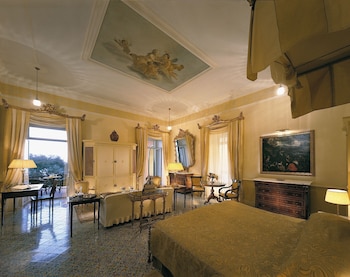 Suite, Sea View (Pavarotti)