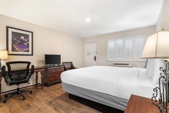 Standard Room, 1 King Bed, Non Smoking, Kitchenette (Shower Only)