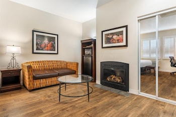 Room, 1 King Bed, Non Smoking, Jetted Tub (Larger Room)