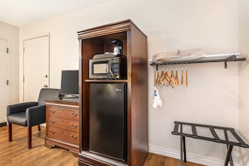 Standard Room, 1 Queen Bed, Accessible, Bathtub
