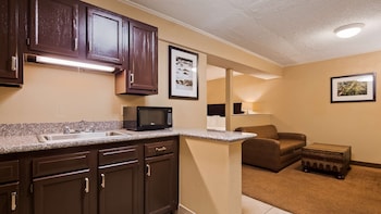 Standard Room, 1 Queen Bed, Non Smoking, Kitchenette (2nd Floor;Living Room)