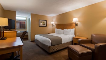 Standard Room, 1 King Bed, Non Smoking, Refrigerator & Microwave (1st Floor)