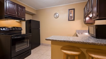Standard Room, 1 Queen Bed, Non Smoking, Kitchenette (2nd Floor;Living Room)