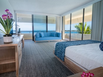 Room, 1 King Bed, Corner (Oceanfront)