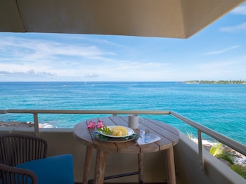 Room, 1 King Bed, Corner (Oceanfront)
